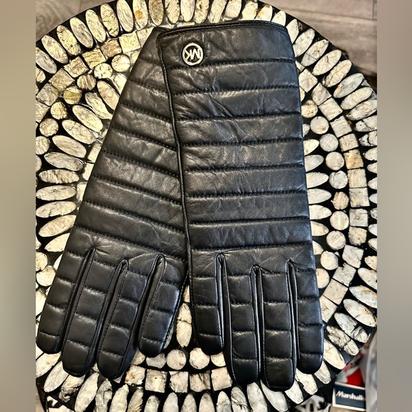 Michael Kors gloves new with tag come with a free designer gift - Picture 1 of 6